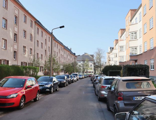 2-Raum • Einbauküche • Laminat • Tageslichtbad • Stellplatz • Kaßberg • Wanne • Anschauen & Mieten - Photo 1