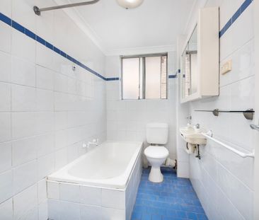 Fresh attractive apartment close to parklands - Photo 5