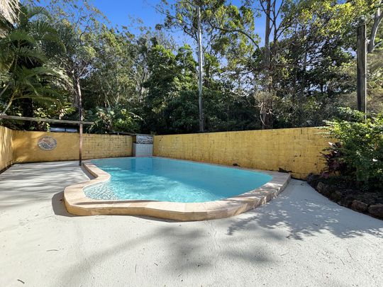 Spacious Family Home in Leafy Cul-De-Sac, with Pool! - Photo 1