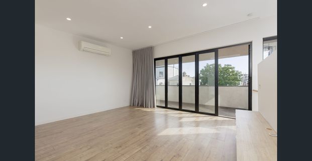 Sun-Drenched Fitzroy Living with Stunning Views - Photo 1