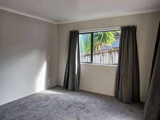 Three Bedroom Home in Glen Eden - Photo 1