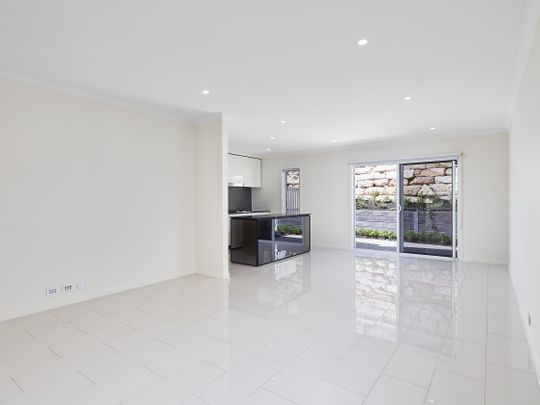 Beautiful parkland townhome Three bedrooms + study + multi-purpose room - Photo 1