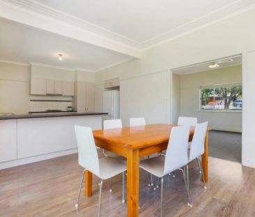 Charming cream brick home. - Photo 2