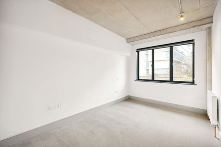 A renovated first floor 'warehouse style' 1 bedroom flat located in W10. - Photo 3