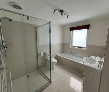 Three bedroom unit in a great location! - Photo 4