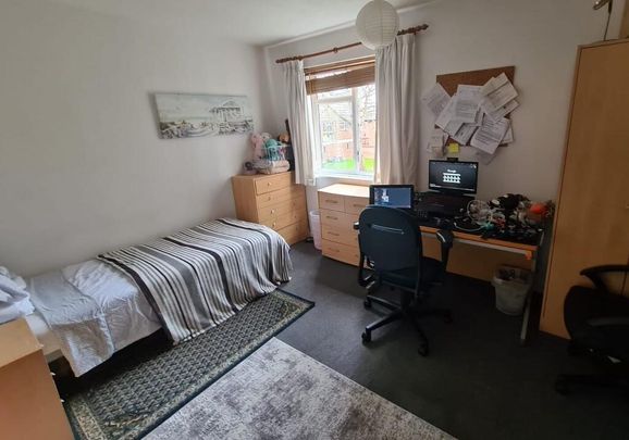 1 bedroom in a flat share to rent - Photo 1