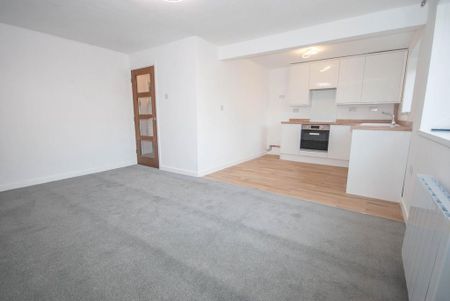 2 bedroom maisonette to rent - Photo 2