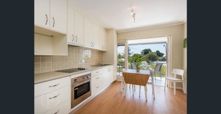 Cozy, Comfortable, Convenient - Top Floor Unit! - Photo 2