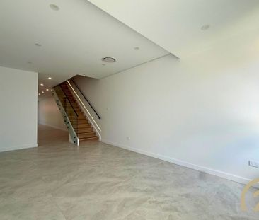 Brand New 5 Bedroom Duplex! - Photo 1