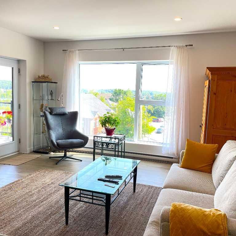 4½ 1 270 pi2 - TOUS SERVICES INCLUS - ASCENSEUR / IMMENSE WALK-IN / 100% BÉTON / THERMOPOMPE - Logement à Granby - Photo 1