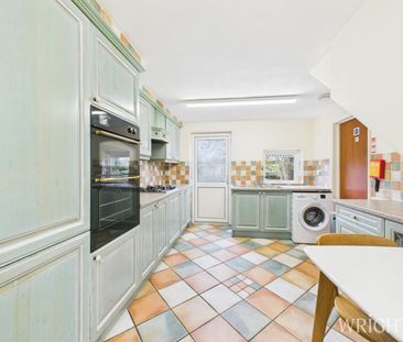 4 bedroom Mid Terraced House - Bishops Rise, Hatfield - Photo 4
