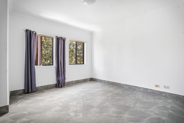 Air-Conditioned Three-Bedroom Townhouse with Ensuite, Gas Cook-Top and Single Garage! - Photo 1