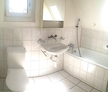 schöne 2.5-Zimmer-Wohnung mit Aussicht direkt an Bushaltestelle - Photo 1