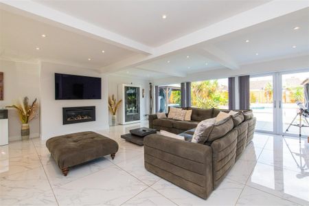 5 bed House - Detached To Let - Photo 5