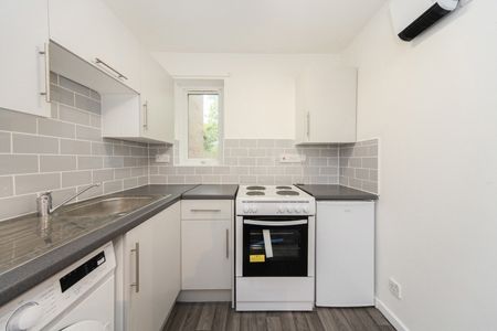 studio to rent Conway Close, Houghton Regis, Dunstable, Bedfordshire, LU5 - Photo 2