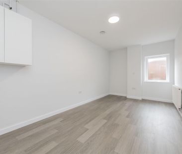 1 bed Apartment To Let - Photo 4