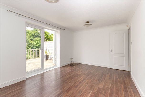 Avon Close, - Photo 1