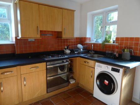 1 bedroom in a house share to rent - Photo 4