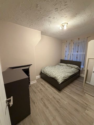 Room in a Shared Flat, Deloraine House, SE8 - Photo 3