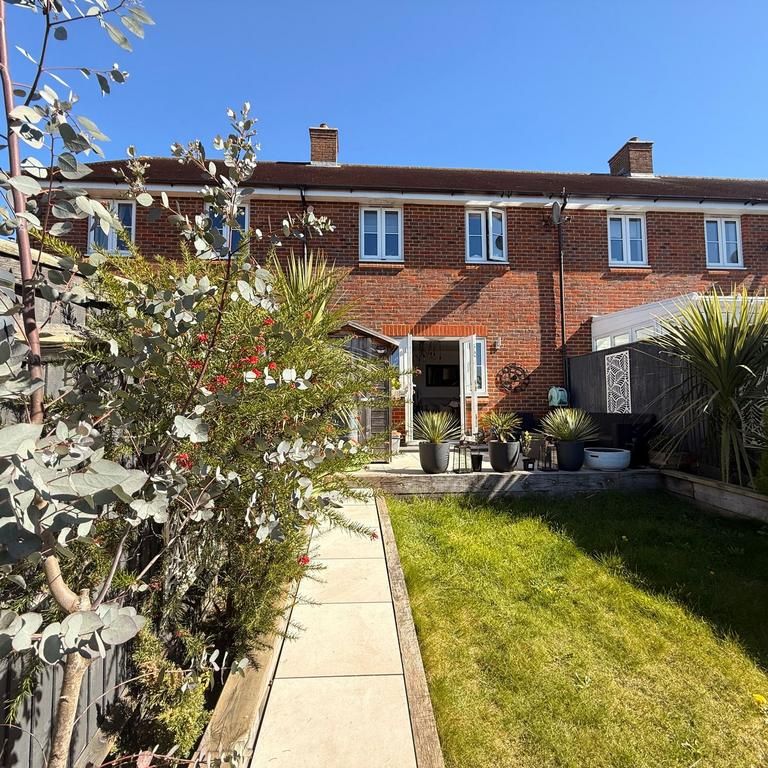 3 bedroom terraced house to rent - Photo 1