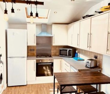 6 bedroom detached house to rent - Photo 2