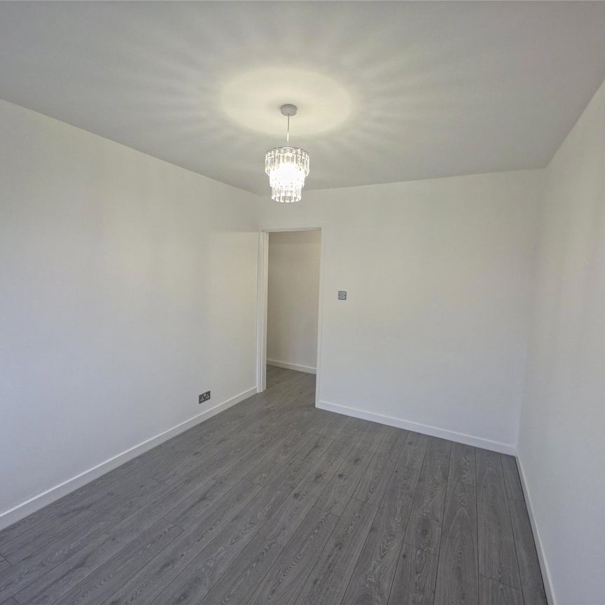 Magnolia Way, Epsom, Surrey, KT19 9LT - Photo 1