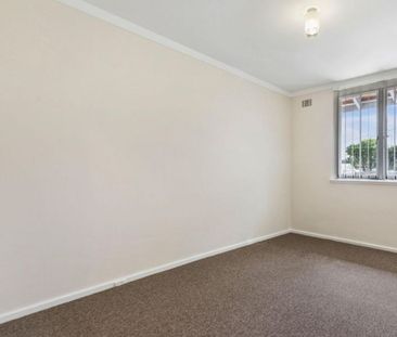 Comfortable living on a quiet street! - Photo 1