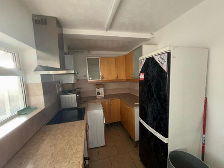 4 bedroom semi-detached house to rent - Photo 5