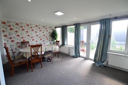4 bedroom end of terrace house to rent - Photo 4
