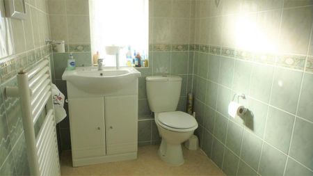 3 bedroom semi-detached house to rent - Photo 4