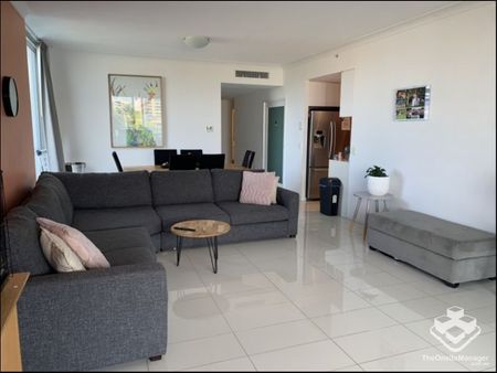 Stunning 3-Bedroom Apartment with Broadwater Views - Photo 4