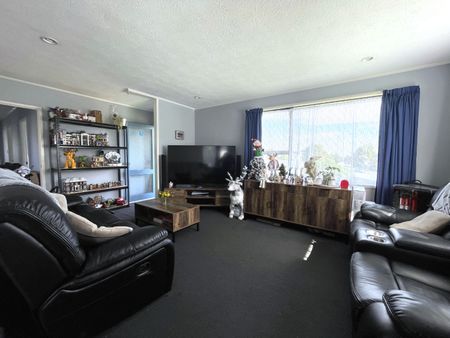 4 Bedrooms Family Home in Bucklands Beach - Photo 2