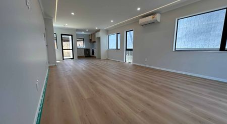 Beautiful Modern Family Home in a Prime Howick Location - Photo 2