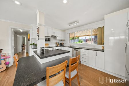 Charming 3 Bedroom Home - Photo 5