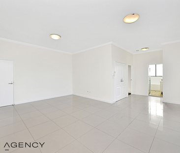 Spacious Sun Filled, Easy To Maintain Two Bedroom Unit - Photo 3