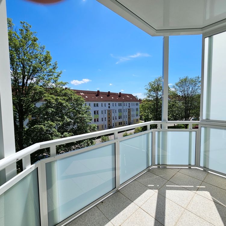 Traumwohnung komplett NEU mit Balkon - Foto 1