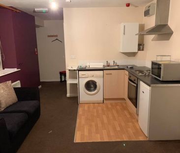 1 bed Flat - To Let - Photo 4
