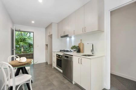 Private courtyard access in a sophisticated apartment - Photo 5