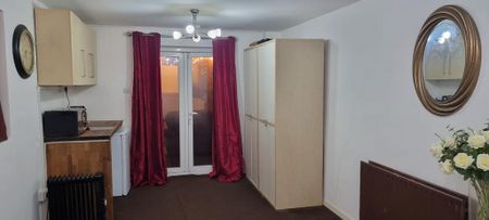 1 bedroom in a house share to rent - Photo 2