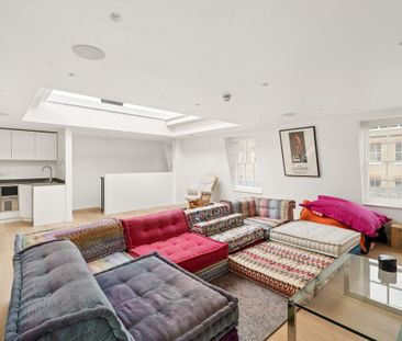 Contemporary family living in a private South Kensington mews. - Photo 1