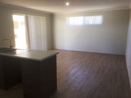 HOMELY UNIT IN GREAT LOCATION ! - Photo 2