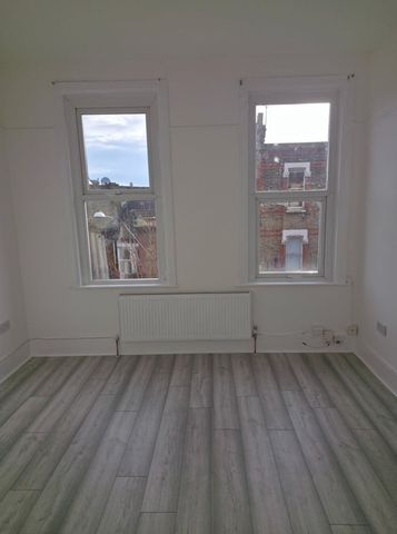 2 Bed Flat, Wimbledon Park, SW19 - Photo 4