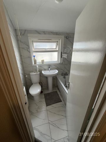 4 bedroom terraced house to rent - Photo 2