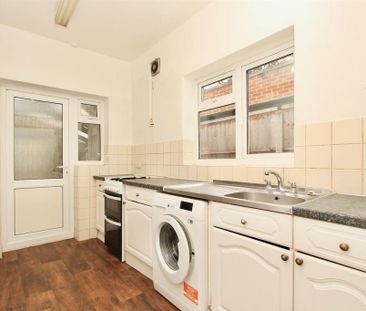 4 bedroom end of terrace house to rent - Photo 4