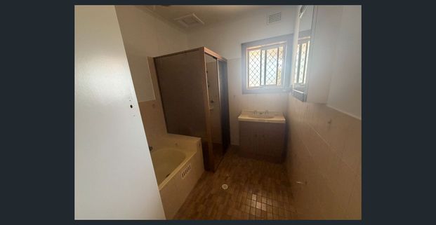 Neat 3 Bedroom Family Home - Photo 1