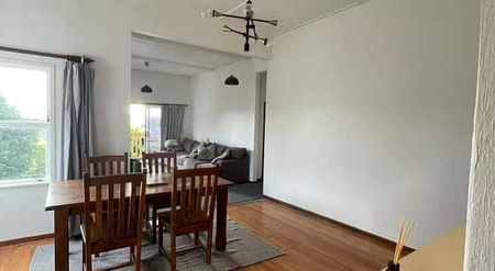 Large 4 Bedroom home + 1 Bedroom self contained - Photo 4