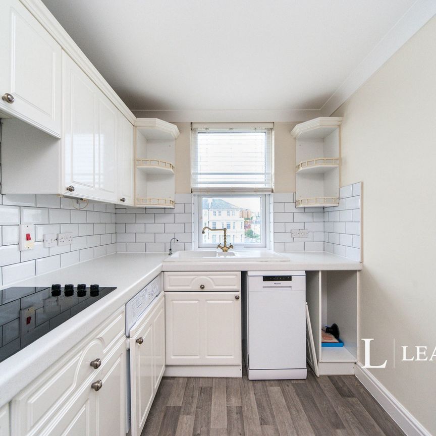 2 bedroom flat to rent Berkeley Court - Wilmington Square - Photo 1