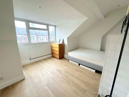 1 bedroom in a house share to rent - Photo 2