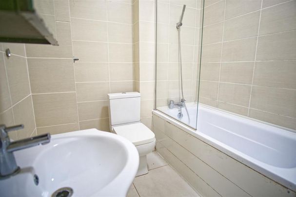 4 bedroom flat to rent - Photo 1