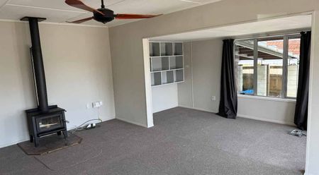 Sunny 3-Bedroom Home in Quiet Cul-de-Sac - Photo 5